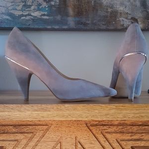 Nine West light gray suede pump